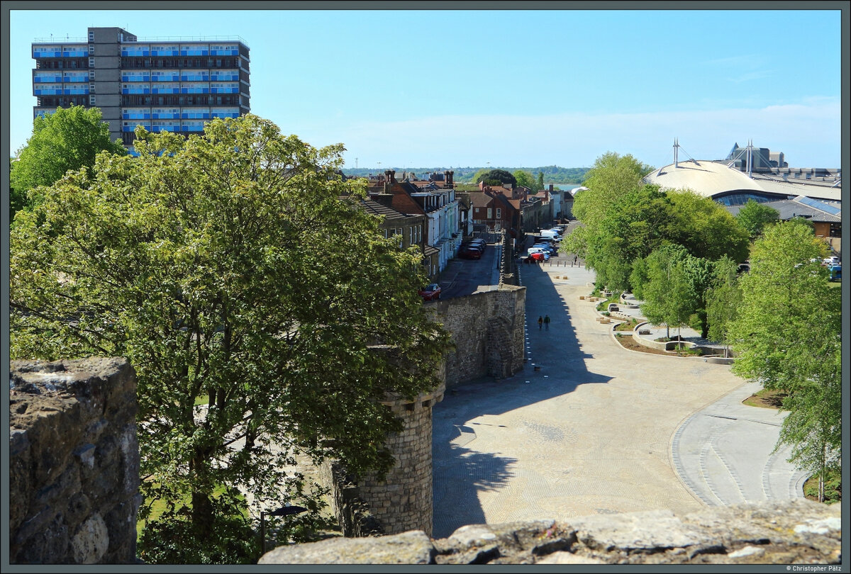 Blick vom Arundel Tower auf die Espanade und die alte Stadtmauer von Southampton. (30.04.2026)