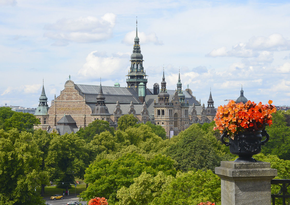 Blick auf Nordiska Museet vom Stockholmer Freilichtmuseum Skansen. Das Nordische Museum liegt auf der Insel Djurgrden in Stockholm und ist fr die Darstellung der Kulturgeschichte und Volksgruppen in Schweden verantwortlich. 
Aufnahme: 26. Juli 2017.