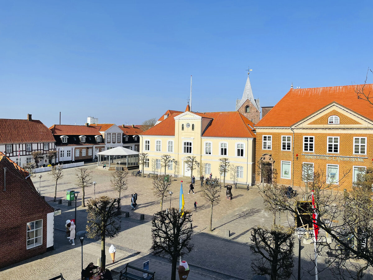 Blick auf Torvet (Markt) in der Kleinstadt Ringkbing. Aufnahme: 24. Mrz 2022.