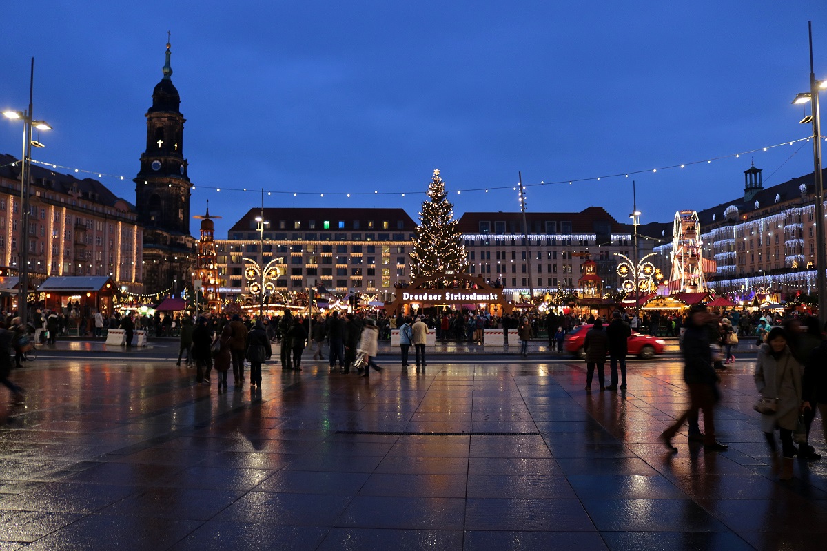 Blick auf den 583. Dresdner Striezelmarkt auf dem Dresdner Altmarkt mit weihnachtlicher Beleuchtung. Aufgenommen am Eingang der Zentralbibliothek Dresden im neuen Kulturpalast. [16.12.2017 | 16:16 Uhr]