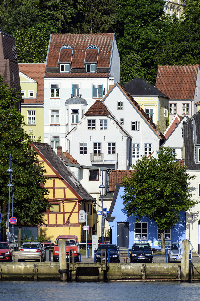 Blick auf die Altstadt von Flensburg. Die Huser im Vordergrund stehen an der Schiffbrcke, die Huser im Hintergrund an der Norderstrae. Aufnahme: 16. Juni 2019.