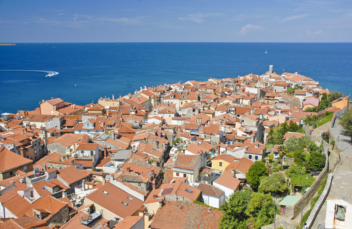 Blick auf die Altstadt von der historischen Stadtmauer in Piran. Aufnahme: 26. Juli 2016.