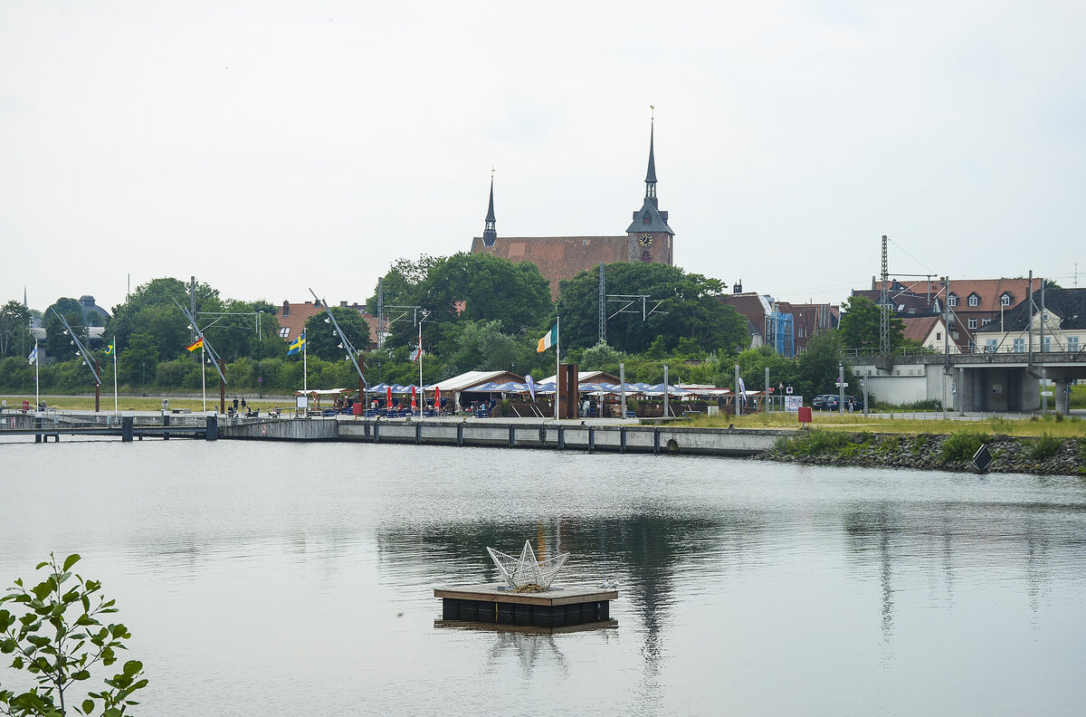 Blick auf die Altstadt von Rendsburg vom Ahlmannskai in Bdelsdorf. Aufnahme: 29. Juni 2021.