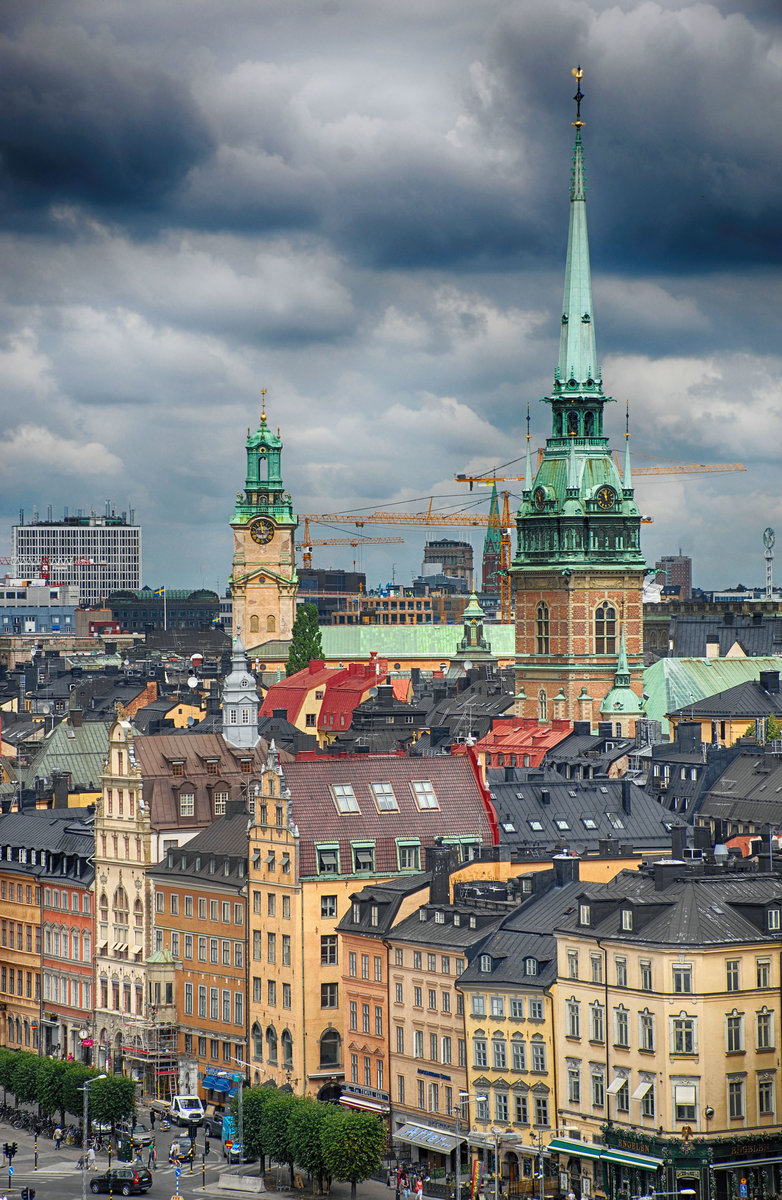 Blick auf die Altstadt von Stockholm (Gamla Stan) mit der deutschen Kirche (Tyska Kyrka) vom Gondolen. Das Gebude entstand in der Zeit der grten Ausbreitung der Hanse als Gildenhaus der deutschen Gilde der hl. Gertrud, die im 14. Jahrhundert gegrndet wurde. Sein heutiges Aussehen erhielt der Bau im 17. Jahrhundert. 
Aufnahme: 25. Juli 2017.