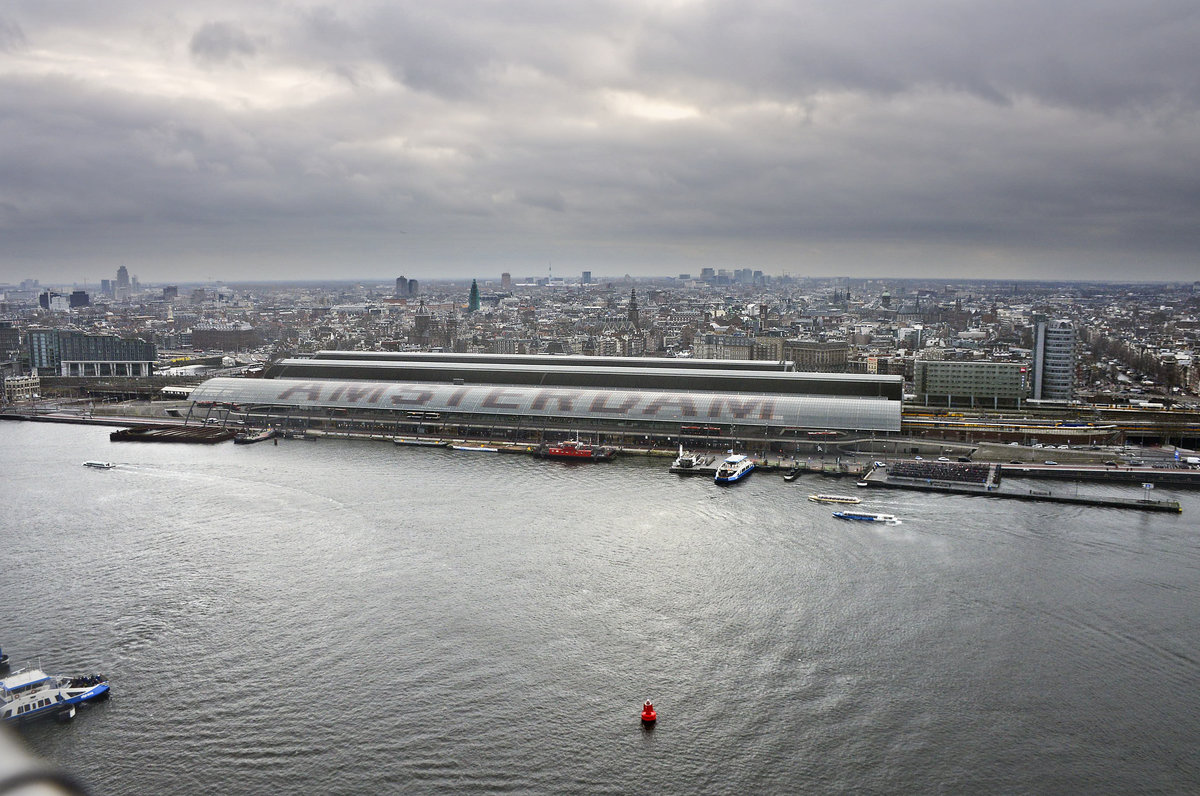 Blick auf Amsterdam Centraal Station from A'dam Lookout. Aufnahme: 3. januar 2017.