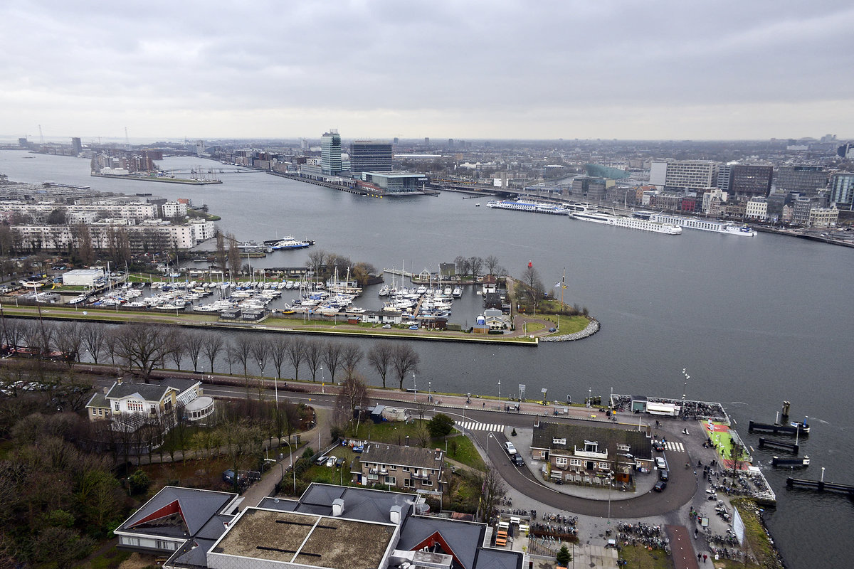 Blick auf Amsterdam in westlicher Richtung vom A'dam Lookout.  Aufnahme: 3. Januar 2017.
