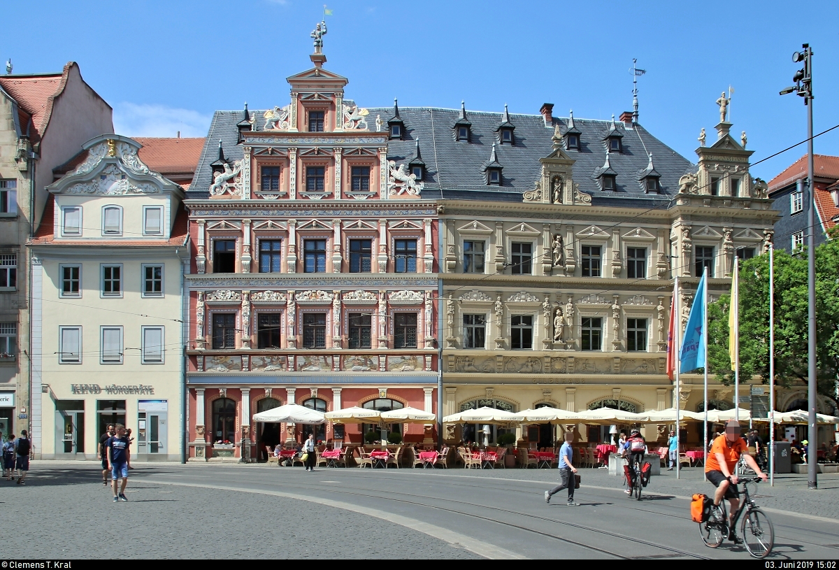 Blick auf das aus der Renaissance stammende Haus zum Breiten Herd (Mitte) sowie das Gildehaus (rechts) auf dem Fischmarkt in Erfurt.
[3.6.2019 | 15:02 Uhr]