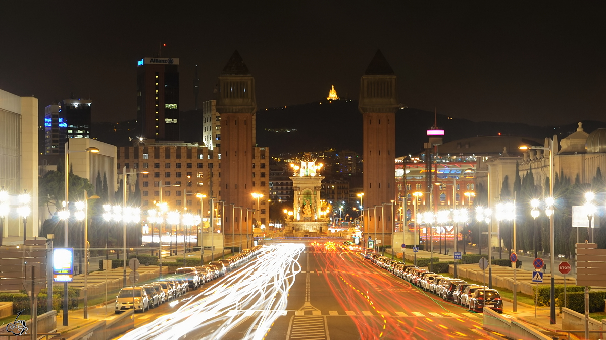 Blick auf die  Avenida de la Reina Mara Cristina , welche anlsslich der Weltausstellung im Jahr 1929 errichtet wurde. Im Hintergrund zwei im venezianischen Stil errichteten Trme und der Spanische Platz. (Februar 2013)