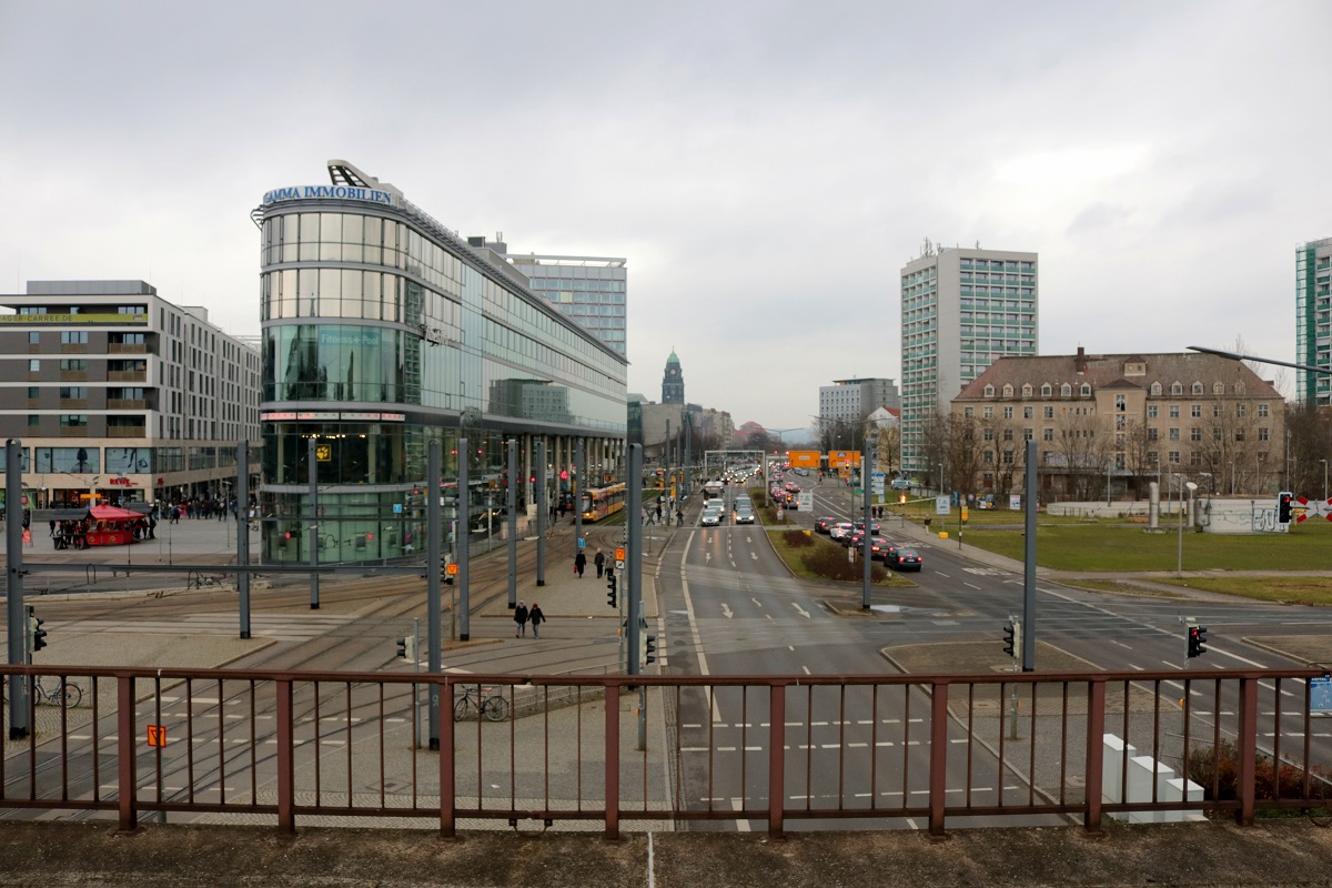 Blick auf die B 170 neben dem Wiener Platz samt Gebude der HypoVereinsbank Prager Strae in Dresden. Aufgenommen von Dresden Hbf. [16.12.2017 | 11:43 Uhr]