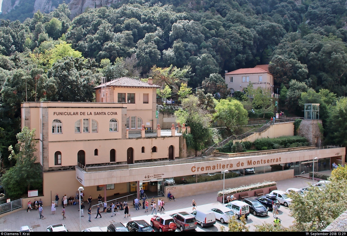 Blick auf das Bahnhofsgebude von Montserrat am Kloster Montserrat.
Hier besteht Anschluss zur Cremallera de Montserrat, eine Zahnradbahn nach Monistrol de Montserrat, zur im Jahr 1930 von der Leipziger Firma Adolf Bleichert & Co. erbauten Seilbahn und zum Funicular de Sant Joan (Standseilbahn zum Sant Joan).
[19.9.2018 | 13:29 Uhr]