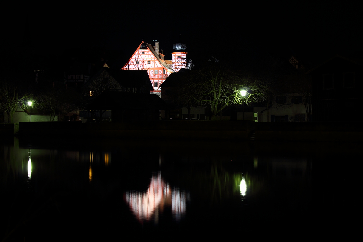 Blick auf das beleuchtete Rathaus in Marktzeuln am 17.03.2017.