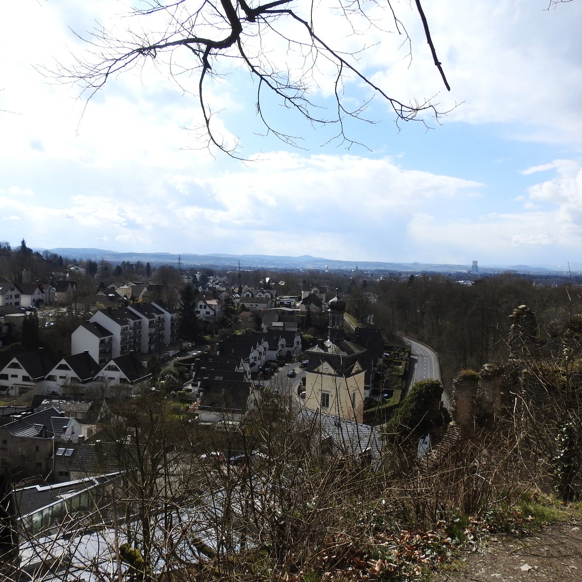 BLICK AUF BENDORF-SAYN/BEI KOBLENZ UND DIE RHEINEBENE
Von der Burgruine hoch ber Schloss SAYN im gleichnamigen Bendorfer Stadtteil hat man einen
wunderbaren Ausblick ber den Stadtteil mit dem Schlossturm im Vordergrund und dem Khlturm des
ehemaligen Kraftwerkes Mlheim-Krlich hinten...am 29.3.2018