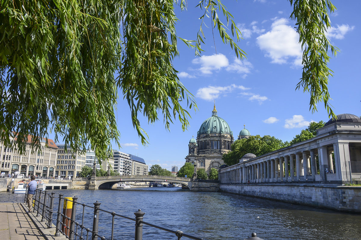 Blick auf Berliner Dom und die Spree von der Spreepromenade. Aufnahme: 8. Juni 2019.