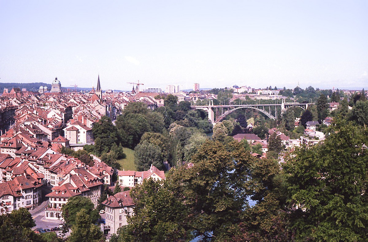 Blick auf die Berner Altstadt von Aargauerstanden. Datum: Juli 1984 (digitalisiertes Negativfoto).