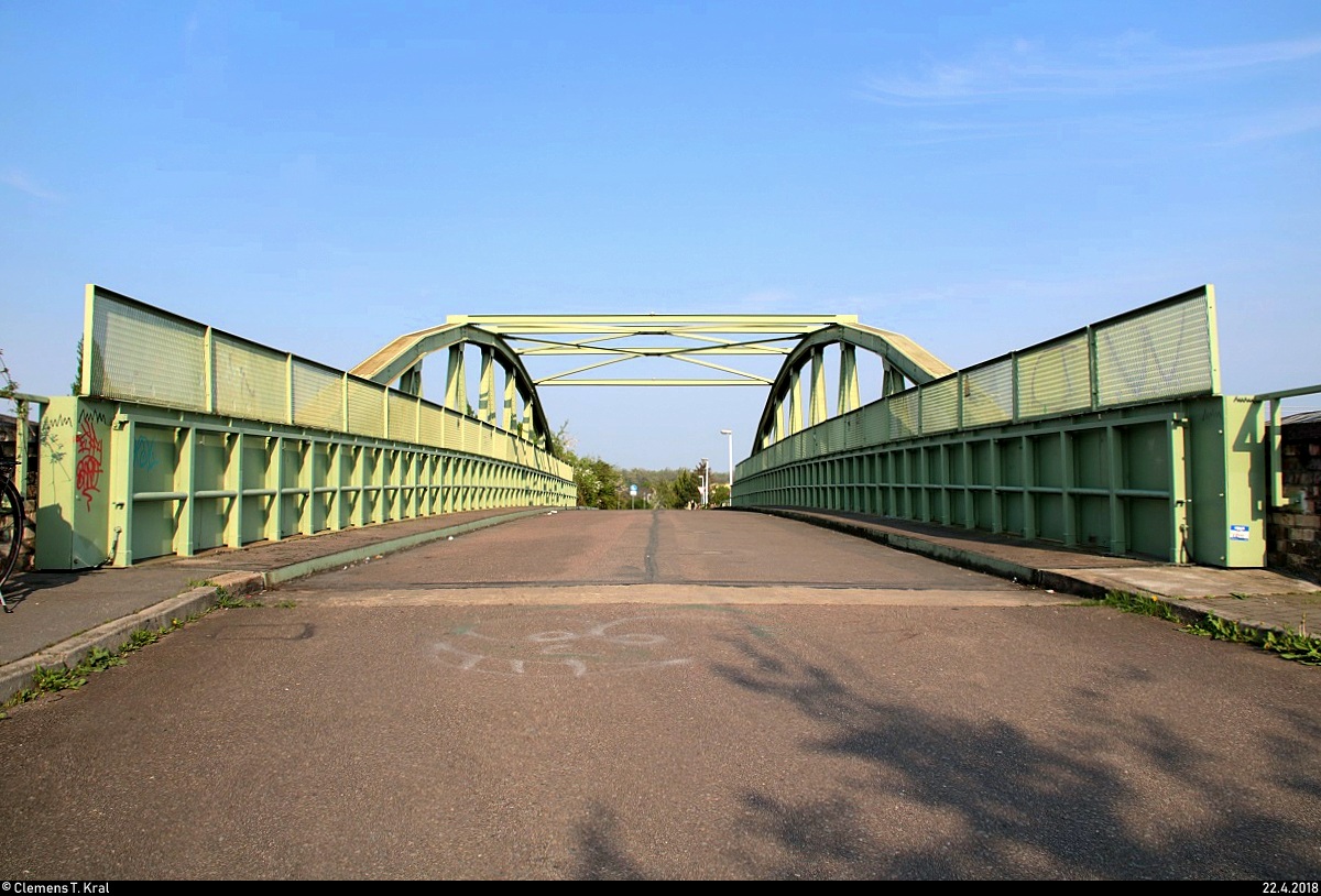 Blick auf die Brcke Hohe Strae in Halle-Ammendorf, die die Bahnstrecke Halle–Bebra und Neubaustrecke Erfurt–Leipzig/Halle berspannt. [22.4.2018 | 17:51 Uhr]