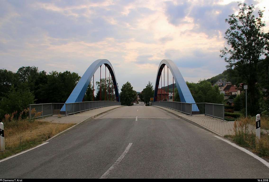 Blick auf die Brcke Ksener Strae bzw. L 203 in Groheringen als Landesgrenze zwischen Sachsen-Anhalt und Thringen, die die Saale berspannt. [16.6.2018 | 18:55 Uhr]