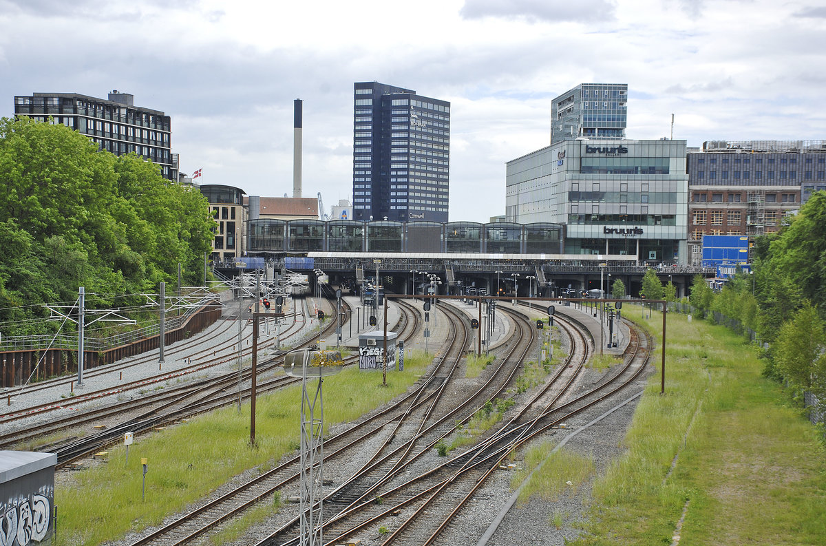 Blick auf Bruuns Galleri und Aarhus Station von der Frederiks All in Aarhus. Aufnahmedatum: 5. Juni 2017.