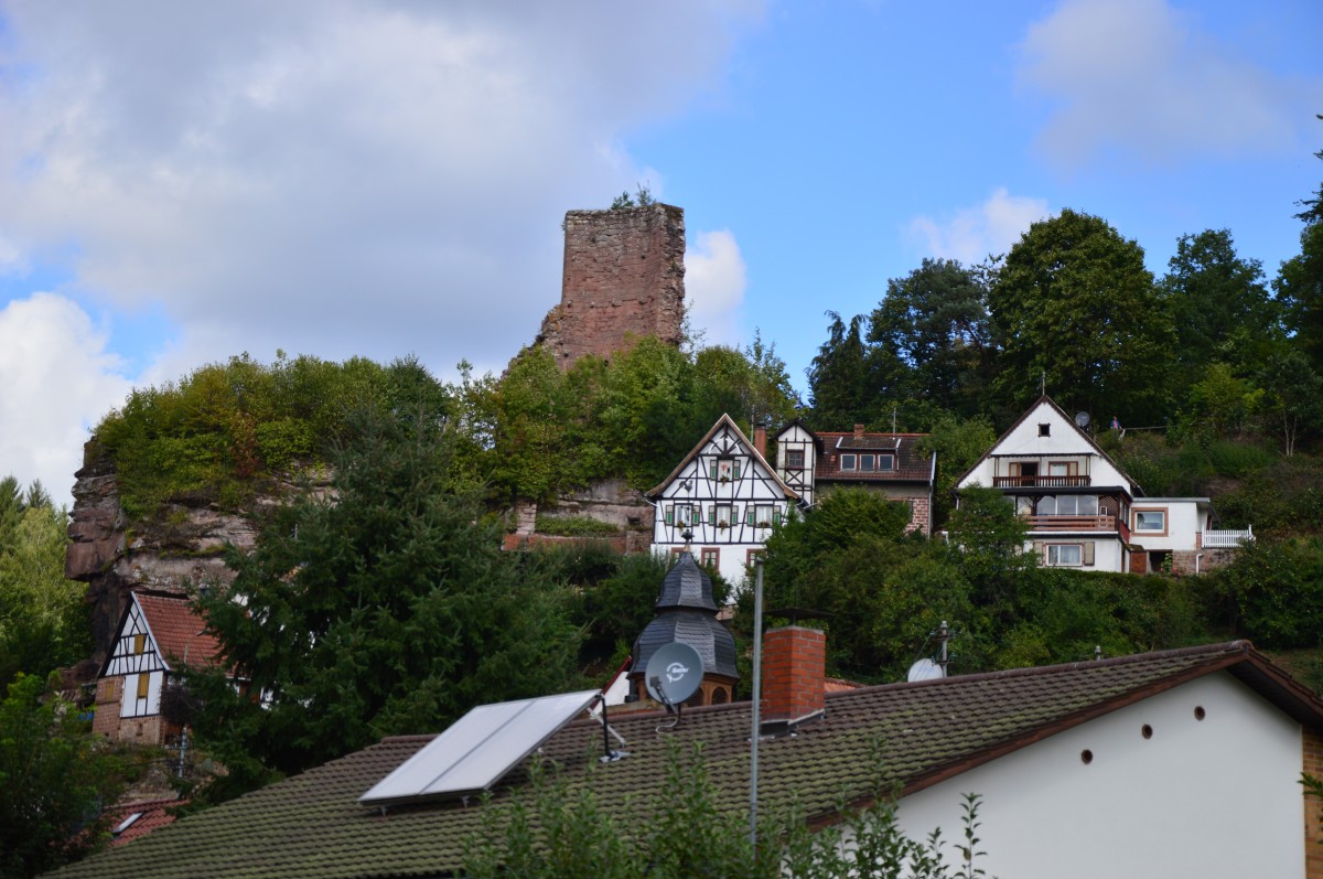 Blick auf die Burgruine in Elmstein im Pflzerwald. 9.9.2015