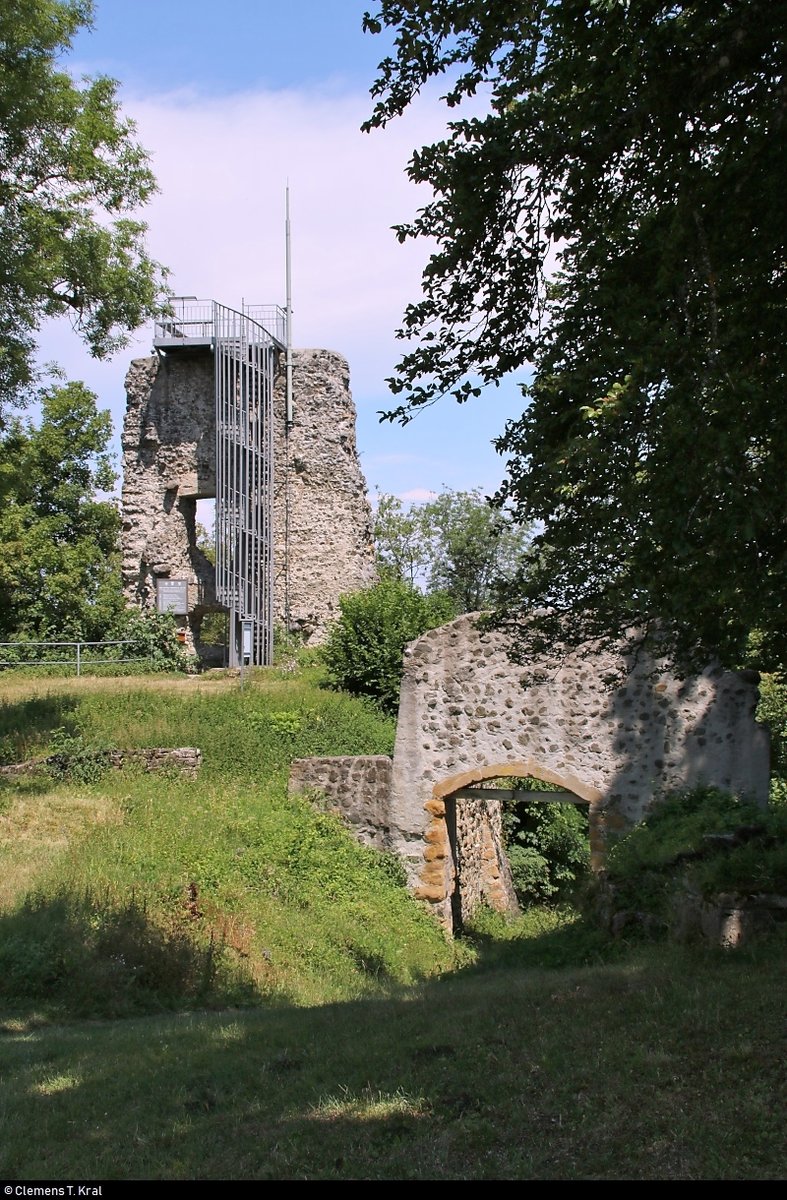 Blick auf die Burgruine Hohenhewen auf dem gleichnamigen Berg im Hegau.
[15.7.2018 | 12:40 Uhr]