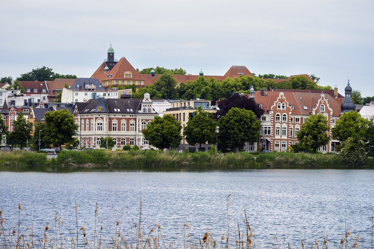 Blick auf Burgsee und die Graf-Schack-Allee in Schwerin. Aufnahme: 17. Juni 2022.