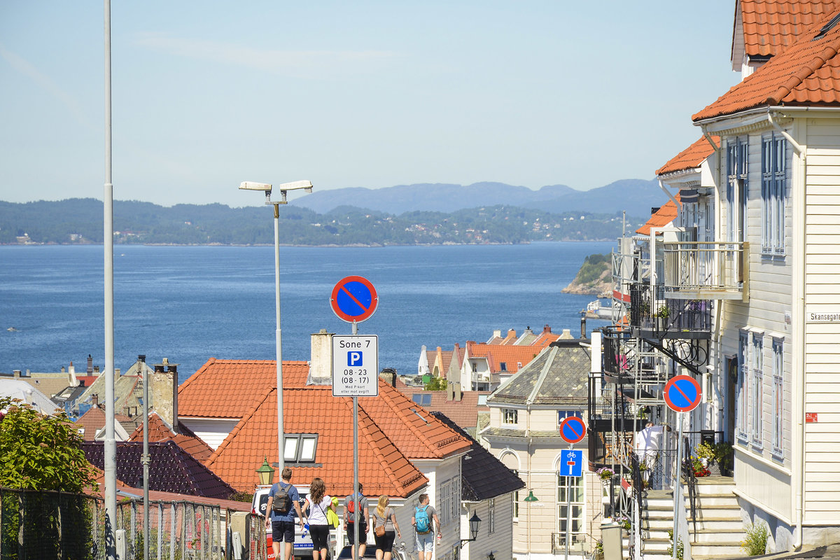 Blick auf Byfjorden und vre Blekeveien in der Norwegischen Hansestadt Bergen. Aufnahme: 11. Juli 2018.