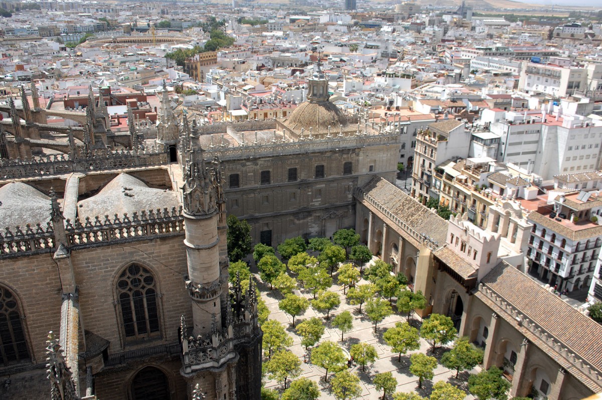 Blick auf die Capilla del Sagrario vom Turm der Catedral de Sevilla. Aufnahme: Juli 2014.