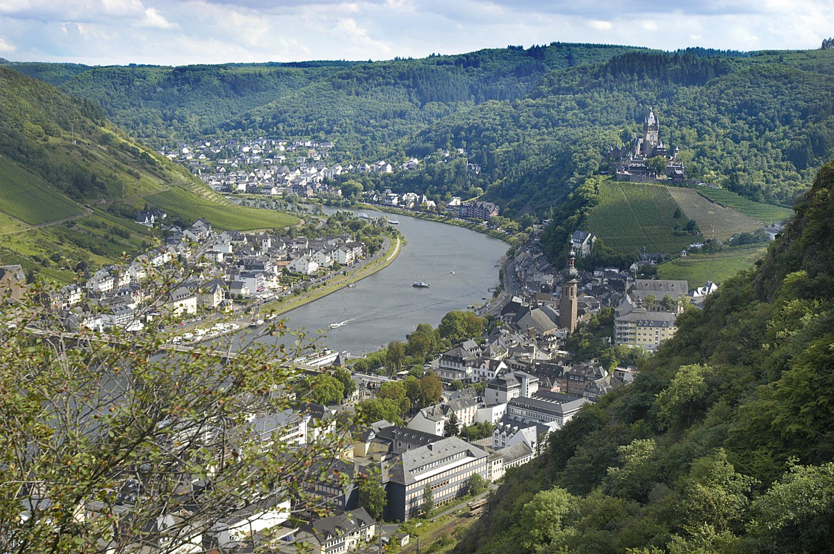 Blick auf Cochem vom Pinnerkreuz. Aufnahme: Juli 2007.