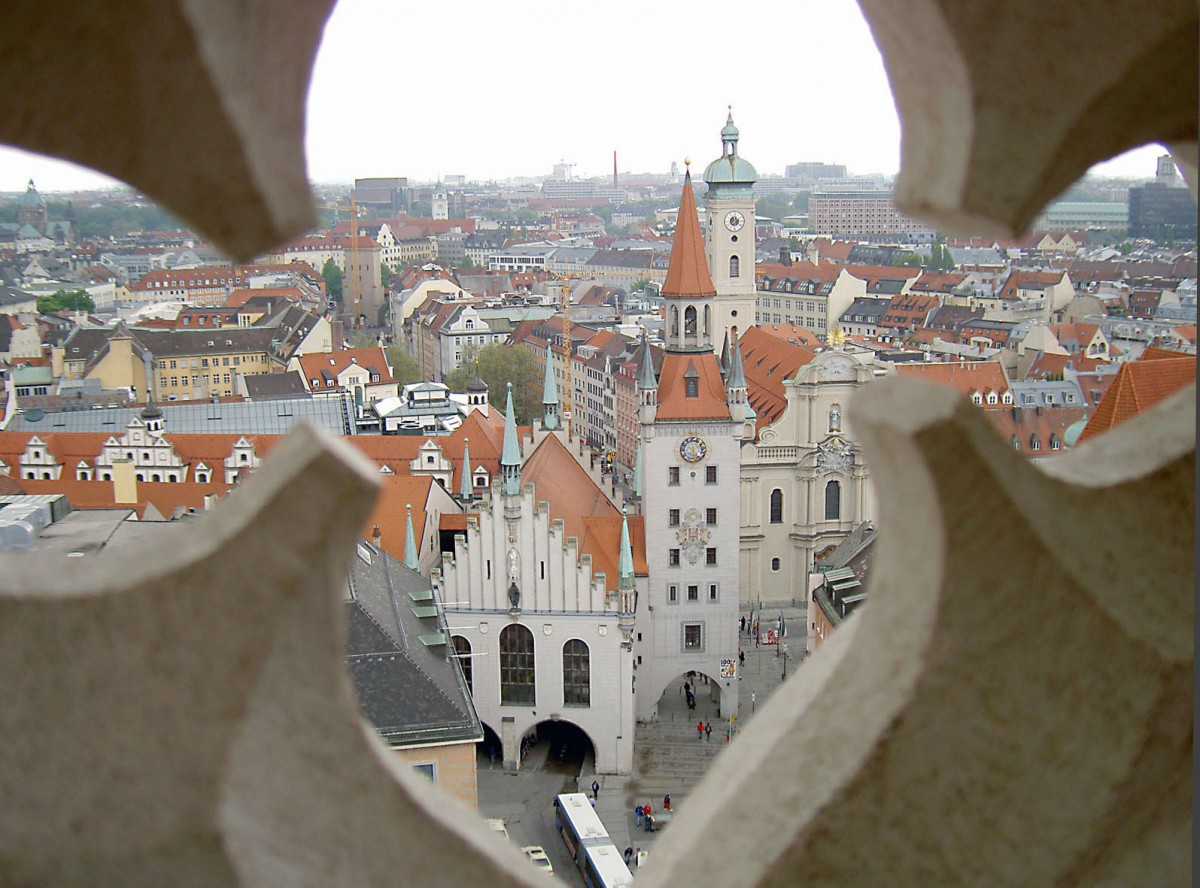 Blick auf dem Alten Rathaus vom Neuen Rathaus in Mnchen. Aufnahme: 4. Mai 2005.