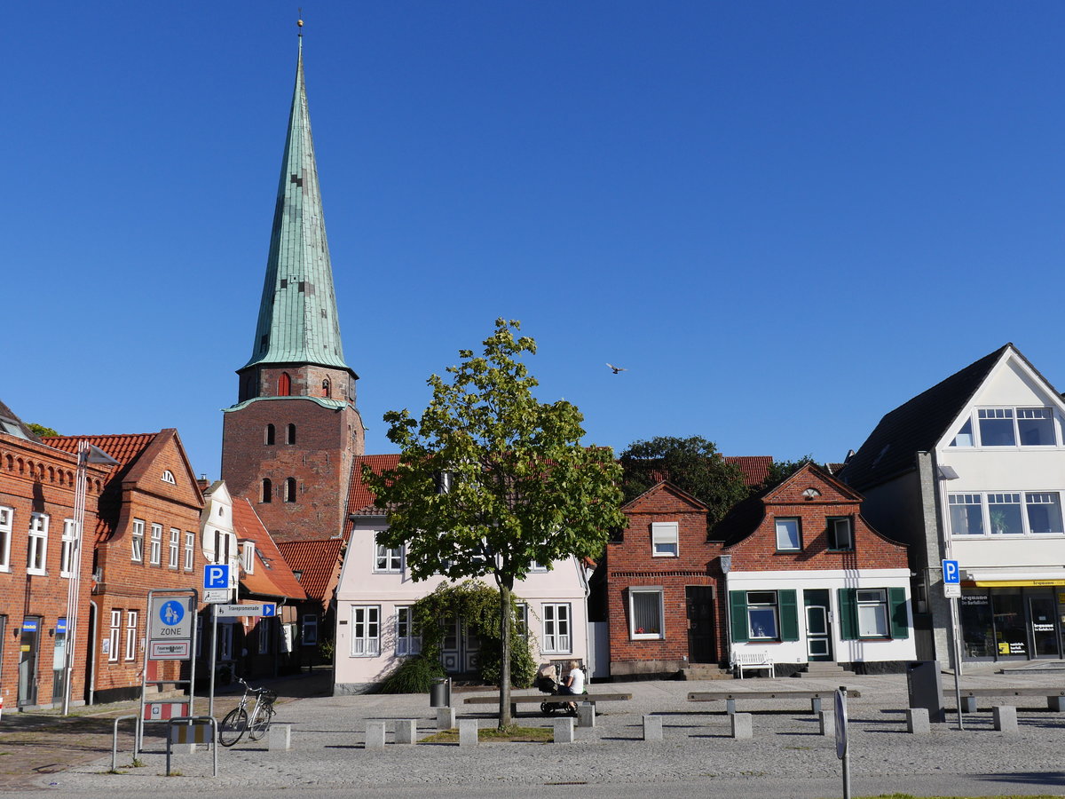 Blick von Auf dem Baggersand durch die Jahrmarktstrae zur St. Lorenz Kirche; Lbeck-Travemnde, 25.08.2016
