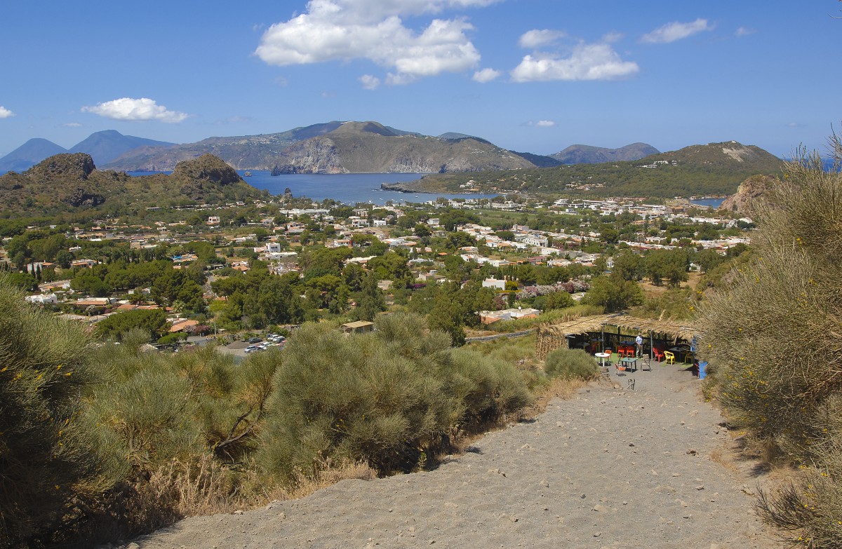 Blick auf dem Dorf Volcano auf der gleichnamigen Insel. Aufnahme: Juli 2013