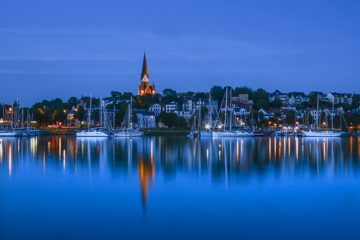 Blick auf dem Flensburger Stadtteil Jrgensby von Schiffbrcke. Auf dem Hgel ist St.-Jrgen-Kirche zu sehen. Aufnahme: 17. Juli 2020.