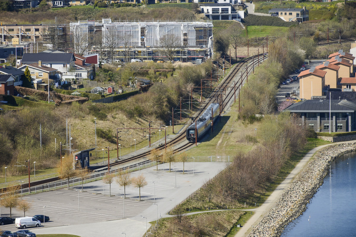 Blick auf dem Sundewitter Teil von Snderborg (deutsch: Sonderburg) vom Point of View im Hotel Alsik Steigenberger. Aufnahme: 20. April 2021.