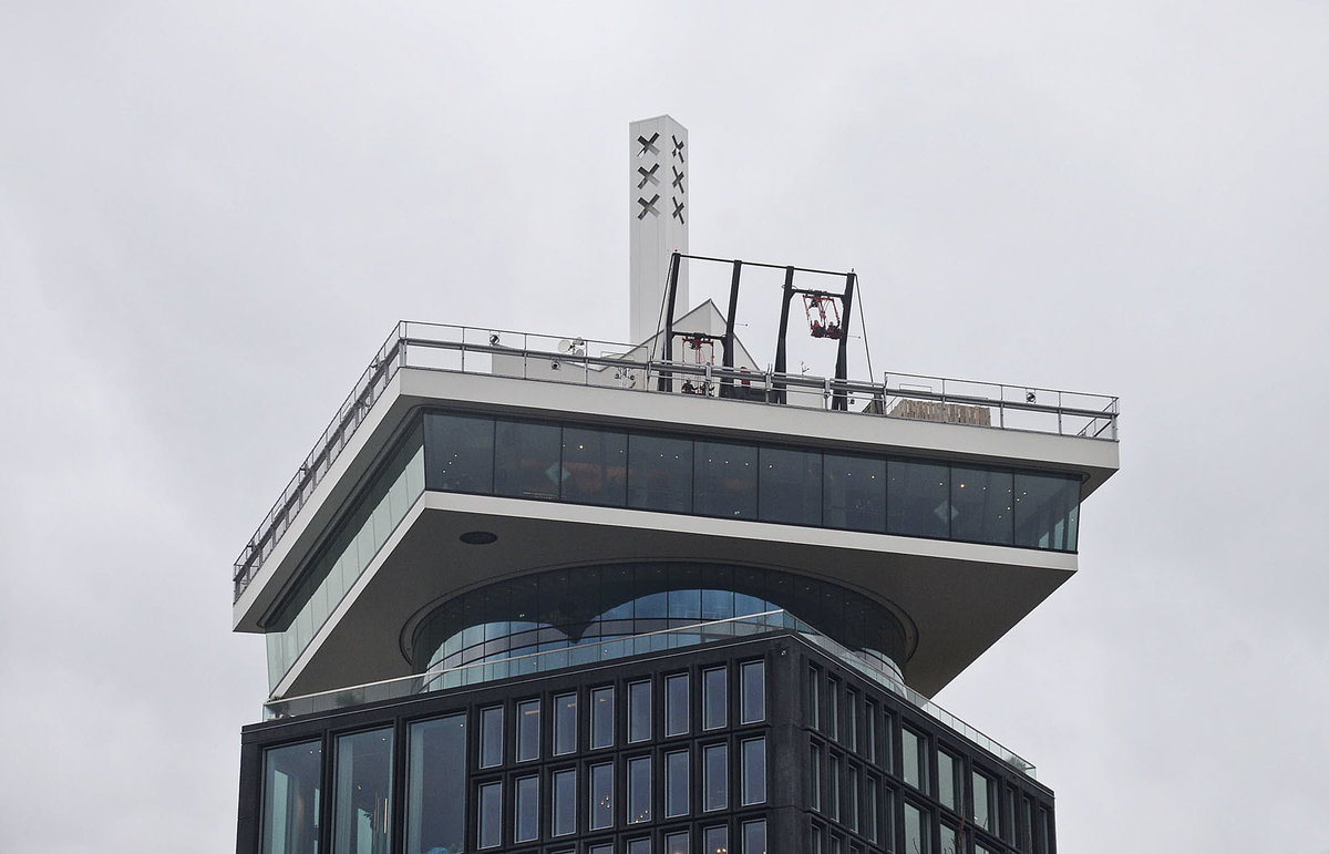 Blick auf dem Turm des A'Dam Lookout. In Amsterdam knnen Touristen nun die Stadt aus schwindelerregender Hhe genieen. Auf dem A'dam Lookout geht es hoch hinaus - mit Europas hchster Schaukel. Aufnahme: 3. Januar 2017.
