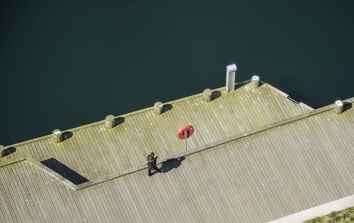 Blick auf dem Ufer von Alsensund in Snderborg (Sonderburg) vom Hotel Alsik Steigenberger. Aufnahme: 20. April 2021.