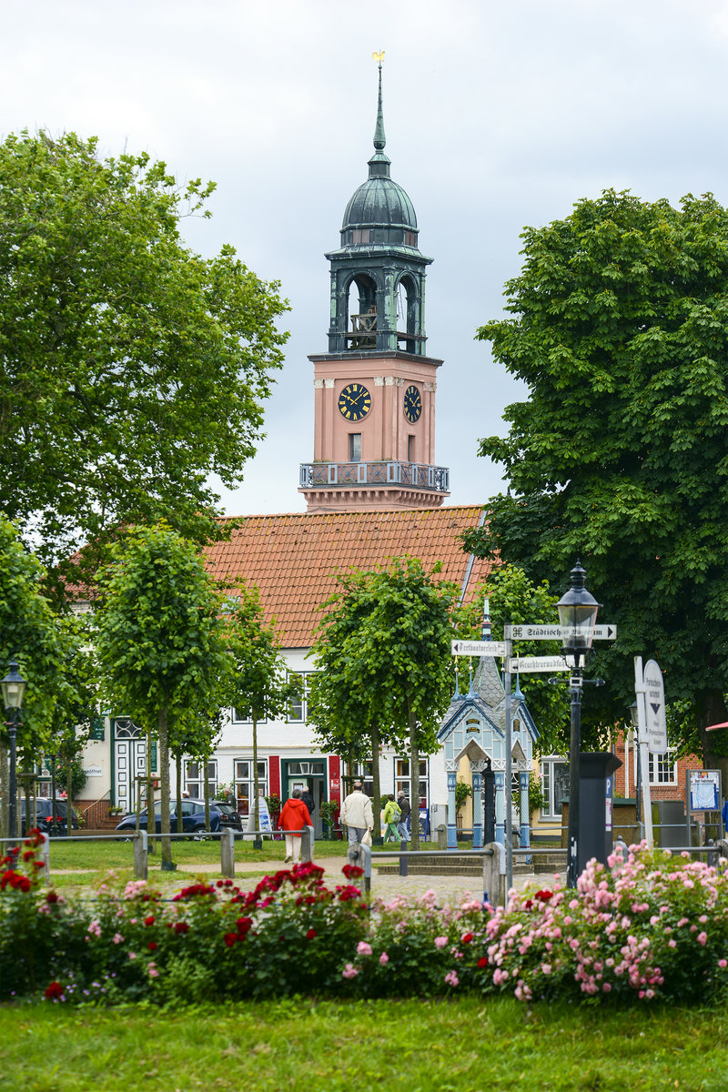 Blick auf die Demonstrantenkirche in Friedrichstadt. Friedrichstadt wurde 1621 durch den gottorfschen Herzog Friedrich III. gegrndet. Der Herzog zielte auf die Errichtung einer Handelsmetropole und holte dazu niederlndische Brger, besonders die verfolgten Remonstranten, an den Ort und gewhrte ihnen Religionsfreiheit. Infolge dieser Manahme siedelten sich auch Mitglieder vieler anderer Religionsgemeinschaften in Friedrichstadt an, so dass der Ort als Stadt der Toleranz galt. Heute sind noch fnf Religionsgemeinschaften aktiv. Aufnahme: 9. Juli 2019.