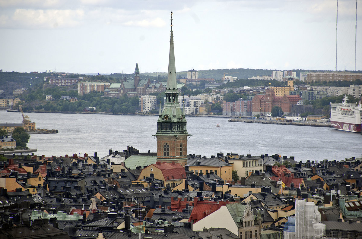 Blick auf die deutsche Kirche (Tyska kyrkan) in Stockholm. Das Gebude entstand in der Zeit der grten Ausbreitung der Hanse als Gildenhaus der deutschen Gilde der hl. Gertrud, die im 14. Jahrhundert gegrndet wurde. Die 1571 gegrndete deutsche Gemeinde gehrt der Schwedischen Kirche an. Die Gottesdienste werden daher zwar von deutschen Geistlichen auf Deutsch und mit deutschen Gesangbchern, aber nach der schwedischen Gottesdienstordnung gehalten.
Aufnahme: 25. Juli 2017.