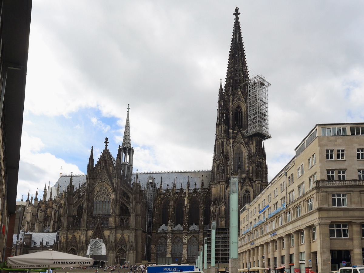 Blick auf den Dom von Kln gesehen vom Ausgang des Hauptbahnhof von Kln am 29. Juli 2017.