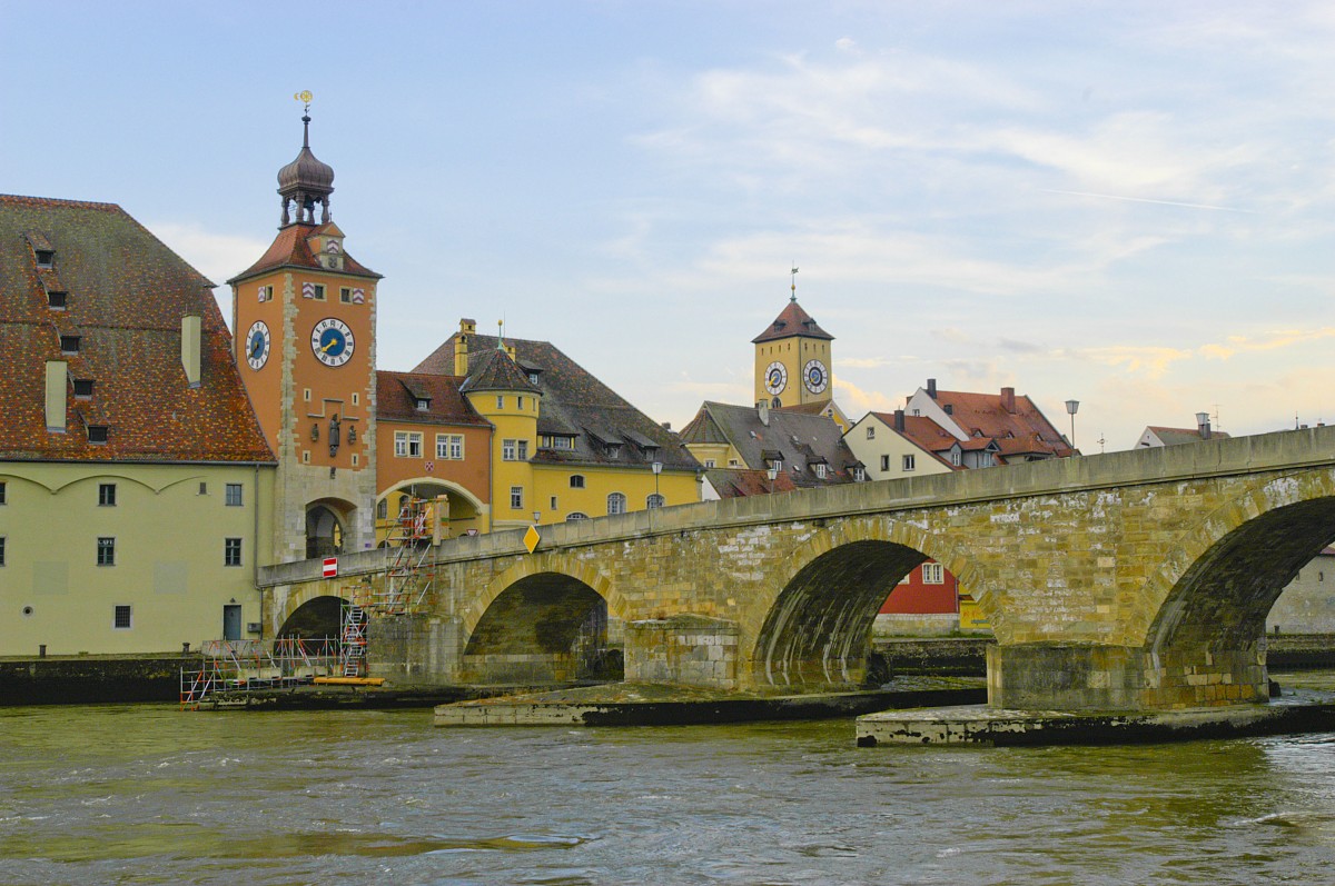 Blick auf Donau, Regensburger Brckturm und die Steinerne Brcke. Aufnahme: Juli 2008.