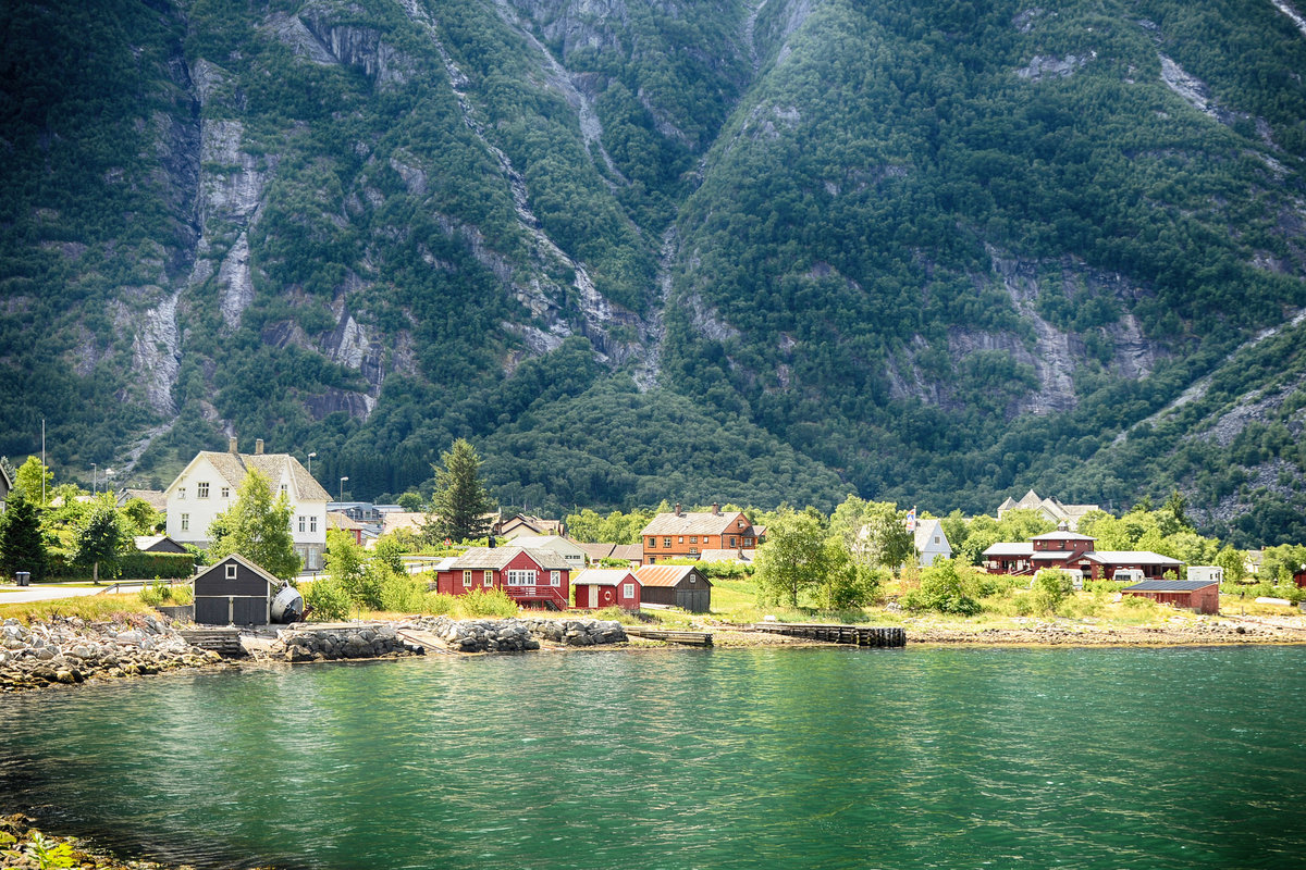 Blick auf Eidfjord (Norwegen) von Simadalsvegen. Aufnahme: 7. Juli 2018.