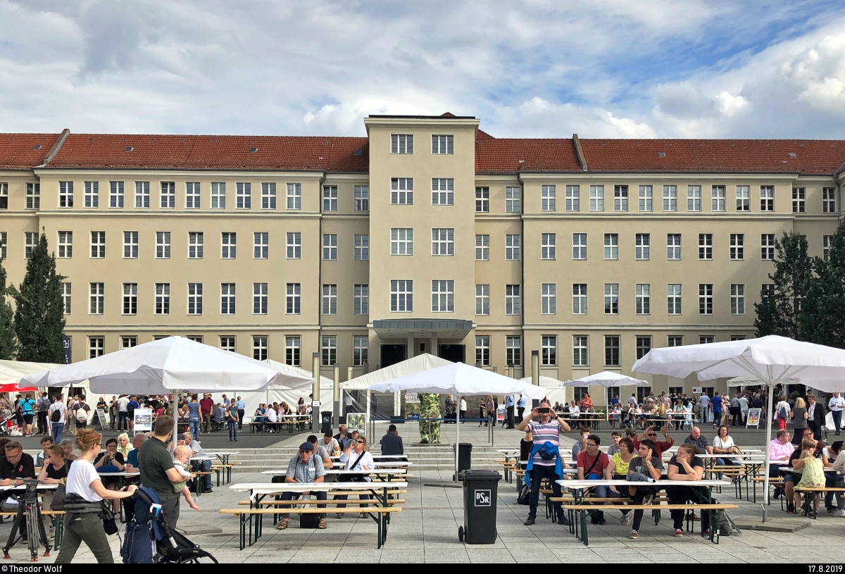 Blick auf einen Teil des Bundesministeriums der Verteidigung (BMVg), Auenstelle Berlin, im Bendlerblock anlsslich des Tags der offenen Tr der Bundesregierung 2019.
(Smartphone-Aufnahme)
[17.8.2019]

 Theodor Wolf
Der Fotograf ist mit der Verffentlichung auf meinem Account ausdrcklich einverstanden und behlt alle Rechte am Bild.