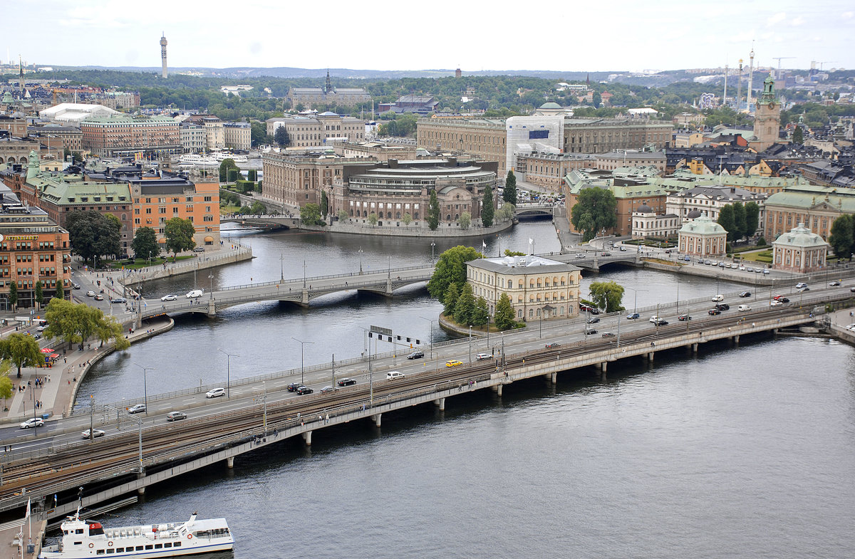 Blick auf die Eisenbahnbrcke Centralbron vom Stockholmer Rathausturm (Stadshuset). Stockholm ist wichtigster Knotenpunkt des schwedischen Eisenbahnnetzes. Hier befindet sich mit Stockholm C der grte Bahnhof des Landes. 
Aufnahme: 25. Juli 2017.