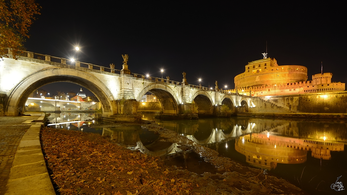 Blick auf die Engelsbrcke mit der dahinterliegenden Engelsburg (Castel Sant’Angelo oder Mausoleo di Adriano), welche ursprnglich als Mausoleum fr den rmischen Kaiser Hadrian und seine Nachfolger errichtet und spter von verschiedenen Ppsten zur Kastellburg umgebaut wurde. (Rom, Dezember 2015)