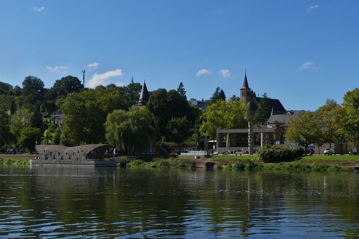 Blick auf den Europlatz mit dem Museum und dem Tourist Info welches sich auf dem Ponton am Ufer der Mosel in Schengen befindet, am Dreilndereck Luxemburg – Frankreich – Deutschland. Aufgenommen bei einer Schiffrundfahrt auf der Mosel. 09.2023