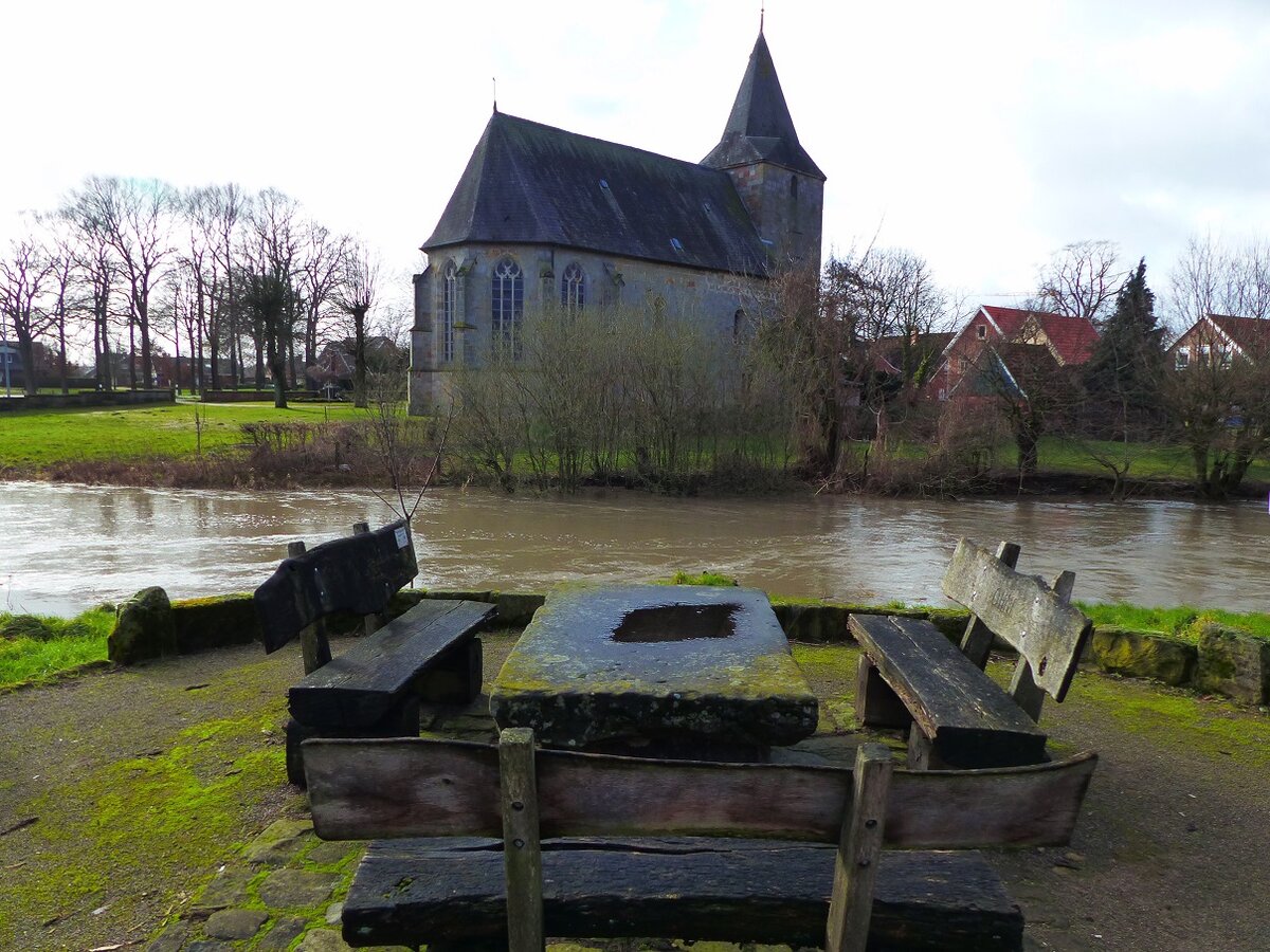 Blick auf die evangelische Kirche in Ohne und der Hochwasser fhrenden Vechte, Februar 2022
