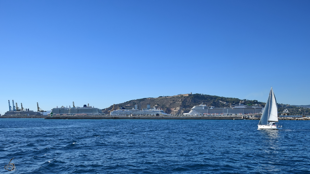 Blick auf den (Fhr)hafen von Barcelona und einem der beiden Hausberge Barcelonas, dem 173 Meter hohen Montjuc. (November 2022)