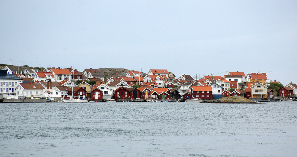 Blick auf das Fischerdorf Gullholmen vom Boot. Das Dorf erreicht man mit einer Fhre von Tuvesvik auf der Insel Orust.
Aufnahme: 3. August 2017.