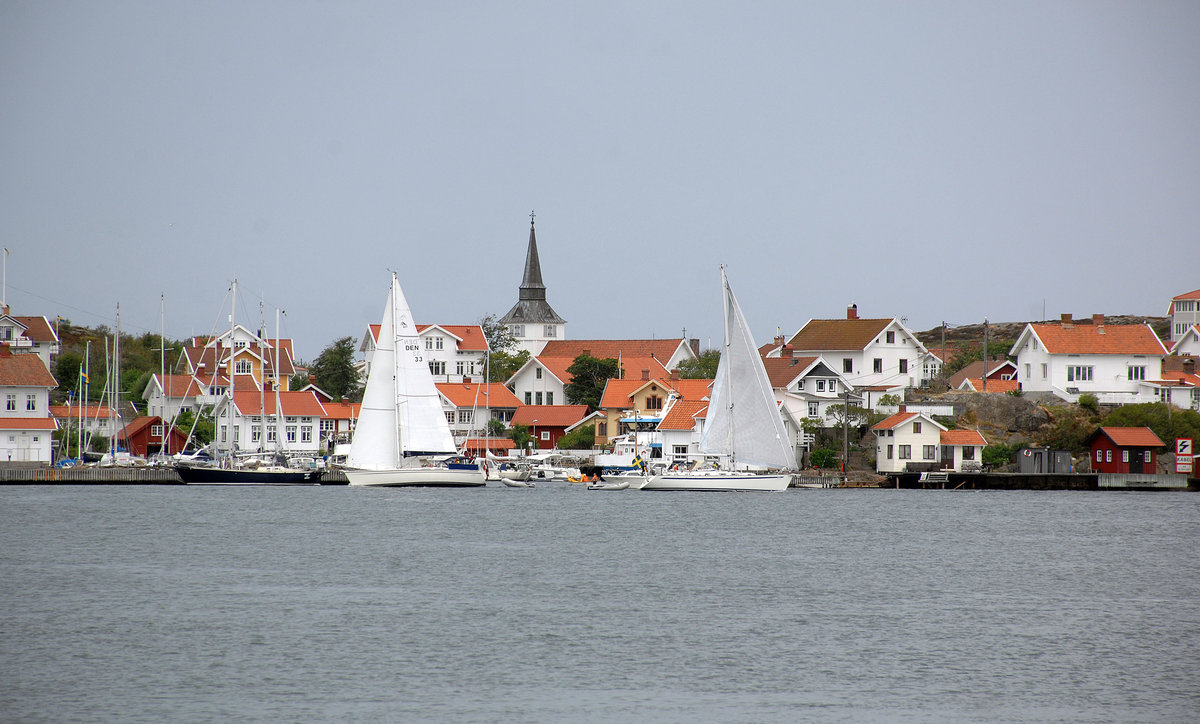 Blick auf das Fischerdorf Gullholmen von Tuvesvik auf der Insel Orust. Aufnahme: 3. August 2017.