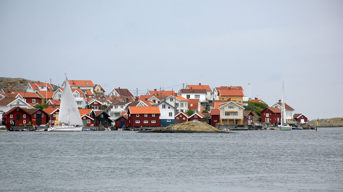 Blick auf das Fischerdorf Gullholmen von Tuvesvik auf der Insel Orust. Aufnahme: 3. August 2017.