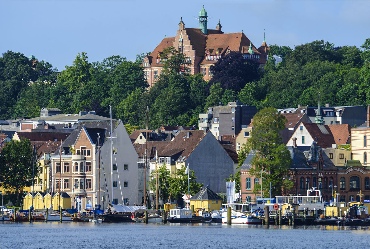 Blick auf Flensburg von Ballastkai. Das groe Gebude ist Henrich-Sauermann-Haus, ein Teil des Museumsbergs. Aufnahme: 16. Juni 2019.
