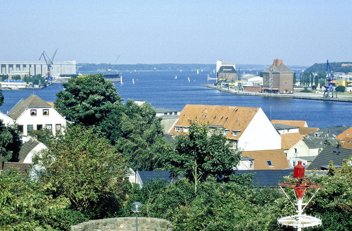 Blick auf Flensburg in nrdlicher Richtung (vom Schlowall aus gesehen). Bild vom Dia. Aufnahme: August 1999.